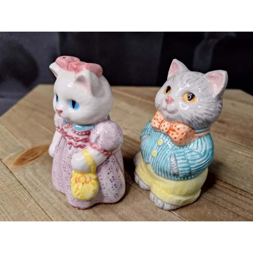 Vintage 1992 Avon Mr & Mrs Kitty Anthropomorphic ceramic Salt & Pepper Shakers